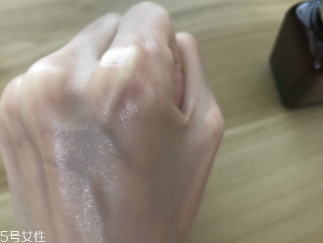 雅詩蘭黛適合油性皮膚嗎？