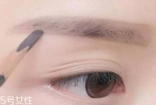 眉筆顏色怎么選擇？與發(fā)色一致不出錯