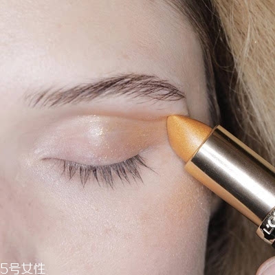金色口紅怎么搭配好看？這樣輕松駕馭