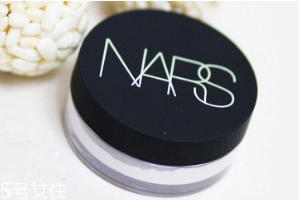 NARS蜜粉餅好用嗎？上班族控油神器