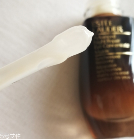 雅詩(shī)蘭黛精華液多少錢？年輕肌膚的秘密