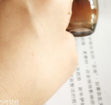雅詩(shī)蘭黛精華液多少錢？年輕肌膚的秘密