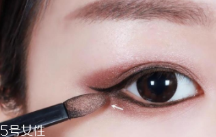 內(nèi)雙怎么畫眼影？使用啞光OR微珠光眼影