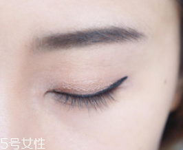 內(nèi)雙怎么畫眼影？使用啞光OR微珠光眼影