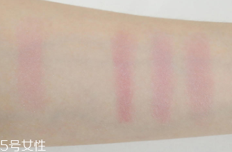makeup revolution心形腮紅好用嗎？微閃蜜桃色彩