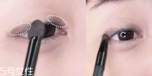 眼皮腫適合什么眼影？選用啞光色避開珠光色
