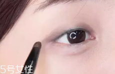 眼皮腫適合什么眼影？選用啞光色避開珠光色