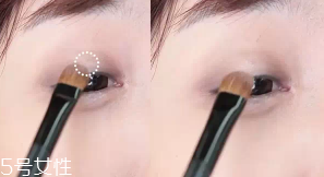 眼皮腫適合什么眼影？選用啞光色避開珠光色