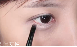 眼皮腫適合什么眼影？選用啞光色避開珠光色