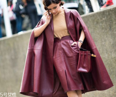 酒紅色衣服怎么搭配？女人味十足的冬日穿搭