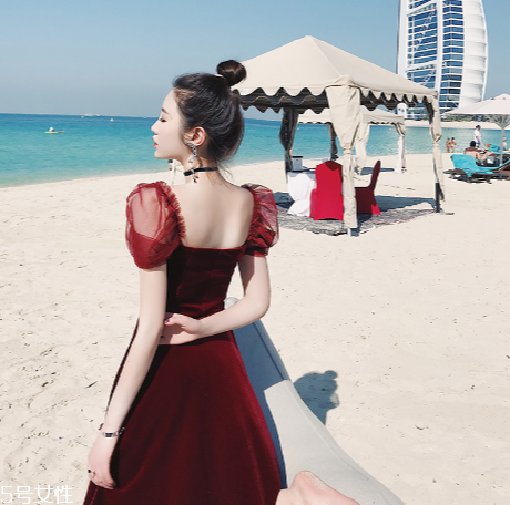 酒紅色衣服怎么搭配？女人味十足的冬日穿搭