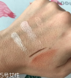 makeup revolution心形腮紅好用嗎？微閃蜜桃色彩