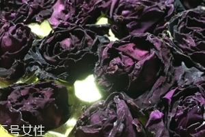 墨紅玫瑰和金邊玫瑰哪個好？墨紅玫瑰更勝一籌