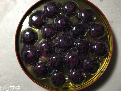 墨紅玫瑰和金邊玫瑰哪個好？墨紅玫瑰更勝一籌