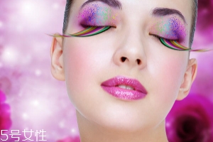 腮紅和口紅如何搭配？色彩不要太多