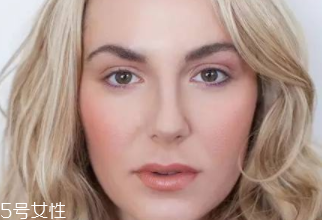腮紅和口紅如何搭配？色彩不要太多