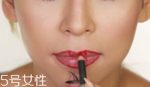 橢圓形嘴唇怎么涂口紅？勾勒唇線讓唇形完美