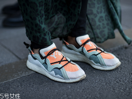 運動鞋鞋底響怎么辦？可能是進水了