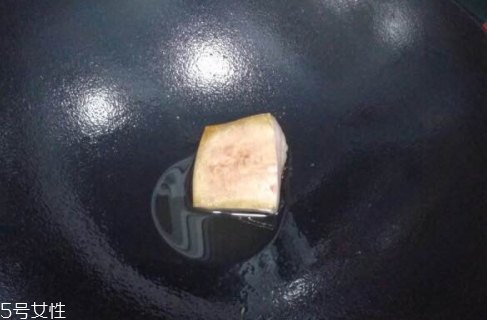 琺瑯鍋可以炒菜嗎？要選對(duì)琺瑯鍋