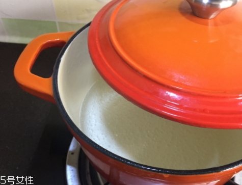 琺瑯鍋和玻璃鍋哪個好？附上用琺瑯鍋燒菜過程