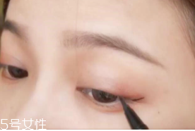 眼線畫歪了怎么辦？干脆暈成煙熏妝