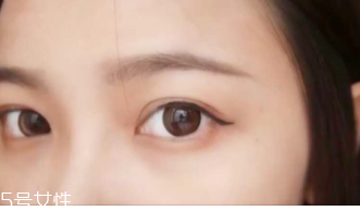 眼線畫歪了怎么辦？干脆暈成煙熏妝