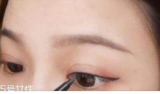 眼線畫歪了怎么辦？干脆暈成煙熏妝