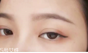 眼線畫歪了怎么辦？干脆暈成煙熏妝
