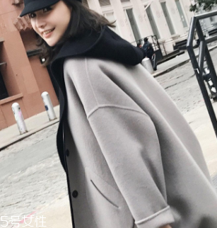 白領(lǐng)女性赴約穿什么好？長款氣質(zhì)大衣有格調(diào)和氣質(zhì)