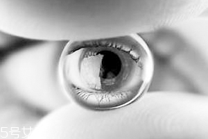 怎么確定隱形眼鏡掉了？蒙著一邊眼睛測(cè)視力