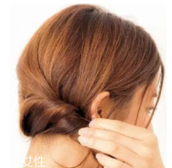 長(zhǎng)臉適合什么樣的燙發(fā)？大波浪長(zhǎng)發(fā)溫柔睿智
