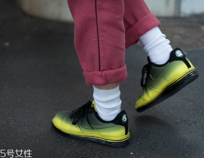 運(yùn)動鞋不跟腳怎么辦？找準(zhǔn)原因?qū)ΠY下藥