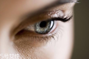 冬天用什么眼霜？抗皺眼霜對抗干燥肌