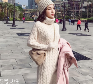 長款毛衣怎么搭配外套？六款毛衣連衣裙怎么搭都好看