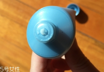 雅詩蘭黛卸妝乳怎么用？