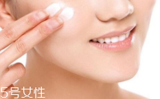 隔離霜可以直接涂在臉上嗎？要用補(bǔ)水產(chǎn)品打底才好