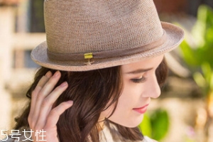 方臉戴什么帽子好看？戴上這三件你臉就不方了