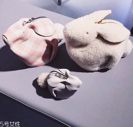 loewe和bv哪個(gè)檔次高？著名奢侈品牌間的對(duì)決