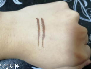 kiss me眼線筆怎么卸？卸妝水直接擦拭即可