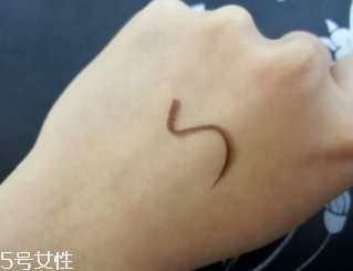 kiss me眼線筆怎么卸？卸妝水直接擦拭即可