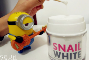 snail white蝸牛霜怎么打開(kāi)？輕輕一按即有乳液滲出