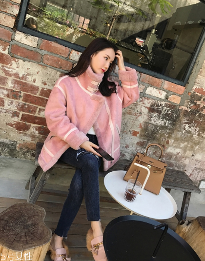 粉色外套怎么搭配？粉嫩少女系穿搭