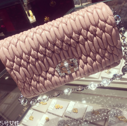 miumiu是幾線品牌？最具有少女心的時尚品牌