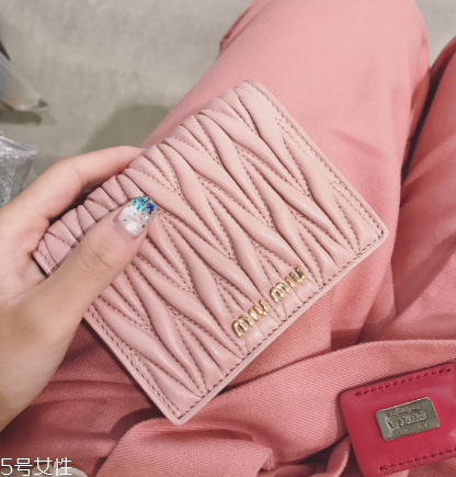 miumiu是什么旗下的？明星偏偏鐘愛(ài)它