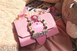 miumiu是什么旗下的？明星偏偏鐘愛(ài)它
