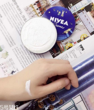 妮維雅小藍(lán)罐很油嗎？清爽不油膩