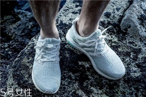運動鞋夾腳怎么辦？巧妙利用濕報紙