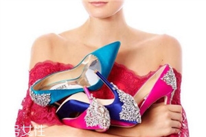 badgley mischka鞋子偏大嗎？時(shí)尚與奢華并存的紅毯戰(zhàn)靴