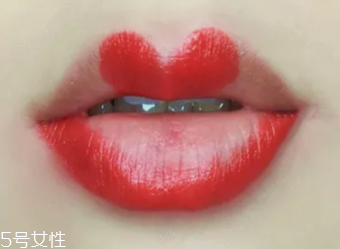 絲絨口紅和啞光哪個好？正式場合用啞光