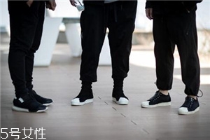 運(yùn)動鞋沾土如何清理？泥土漬清理要仔細(xì)